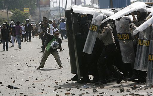 14.04.2010 В Джакарте произошли столкновения полиции с жителями портовых кварталов, отстаивающими захоронение известного мусульманского проповедника XVIII века. В результате стычек три человека погибли, около 90 получили ранения