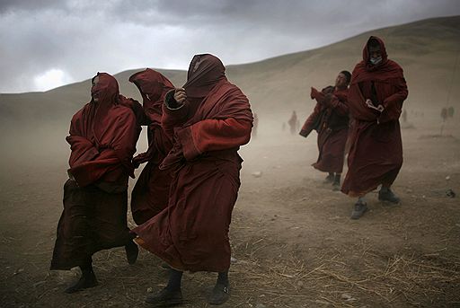 22.04.2010 Тибетские монахи в китайской провинции Цинхай провели массовую кремацию жертв землетрясения. В результате стихийного бедствия погибли более 2 тыс. человек