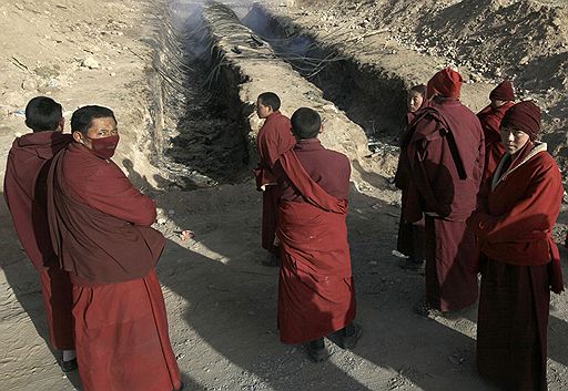 22.04.2010 Тибетские монахи в китайской провинции Цинхай провели массовую кремацию жертв землетрясения. В результате стихийного бедствия погибли более 2 тыс. человек