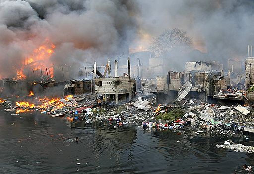 26.04.2010 В столице Филиппин Маниле в районе трущоб произошел крупный пожар. В результате сгорели сотни домов. Более 7 тыс. человек остались без крова
