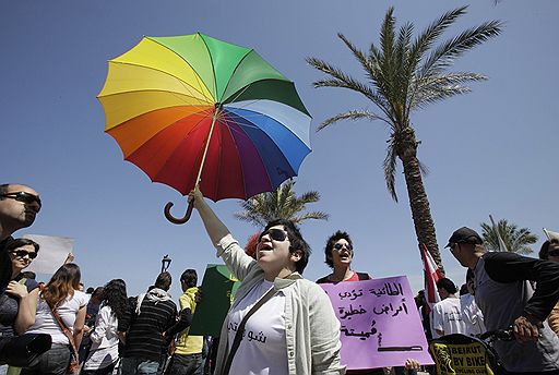 25.04.2010 В Бейруте тысячи людей приняли участие в акции протеста с требованием отменить систему, которая на законодательном уровне разделяет ливанцев по религиозному принципу
