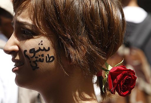 25.04.2010 В Бейруте тысячи людей приняли участие в акции протеста с требованием отменить систему, которая на законодательном уровне разделяет ливанцев по религиозному принципу