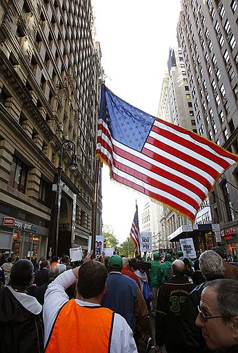 29.04.2010 В Нью-Йорке несколько тысяч человек приняли участие в демонстрации против политики американских банков. Демонстранты требовали &quot;прекратить акты финансового бандитизма&quot; и проведения банками более ответственной политики