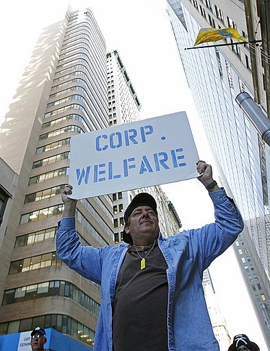 29.04.2010 В Нью-Йорке несколько тысяч человек приняли участие в демонстрации против политики американских банков. Демонстранты требовали &quot;прекратить акты финансового бандитизма&quot; и проведения банками более ответственной политики