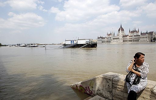 07.06.2010 В 19 областях Венгрии введен режим чрезвычайного положения из-за наводнения. В стране закрыт ряд автомагистралей, более 220 тыс. га сельскохозяйственных земель находятся под водой