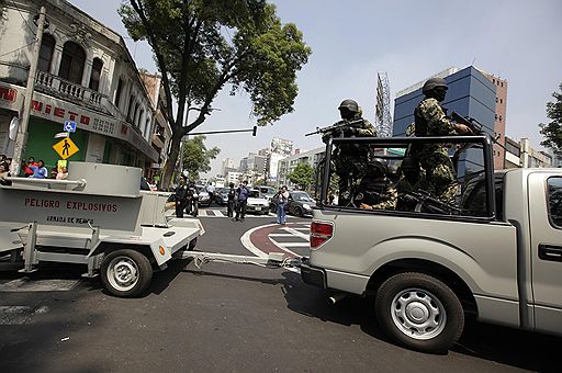 09.06.2010 В Мехико полиция обнаружила тайник с 20 кг взрывчатки. Арестованы четыре человека, подозреваемые в связях с организованной преступностью