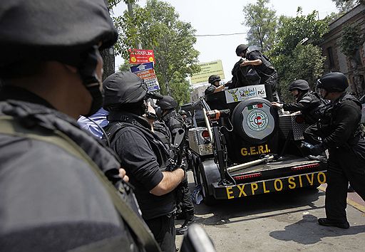 09.06.2010 В Мехико полиция обнаружила тайник с 20 кг взрывчатки. Арестованы четыре человека, подозреваемые в связях с организованной преступностью