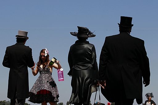 17.06.2010 В городке Аскот прошли знаменитые скачки Royal Ascot, во время которых традиционно устраивается парад женских шляп. Большинство головных уборов изготовлены мастерами специально для этого мероприятия