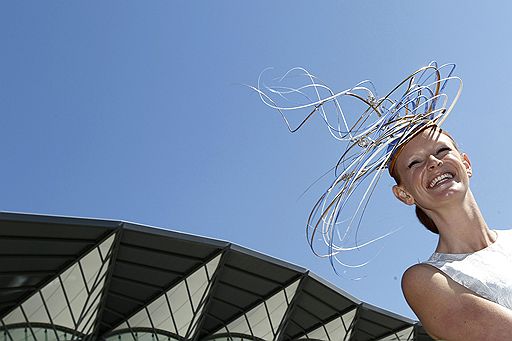 17.06.2010 В городке Аскот прошли знаменитые скачки Royal Ascot, во время которых традиционно устраивается парад женских шляп. Большинство головных уборов изготовлены мастерами специально для этого мероприятия