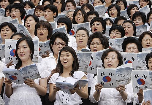 В Южной Корее прошли акции, посвященные 60-й годовщине Корейской войны 1950-53 годов. По оценкам США в войне погибло 600 тыс. корейских солдат. Южная Корея потеряла около миллиона человек, 85% которых были гражданскими лицами