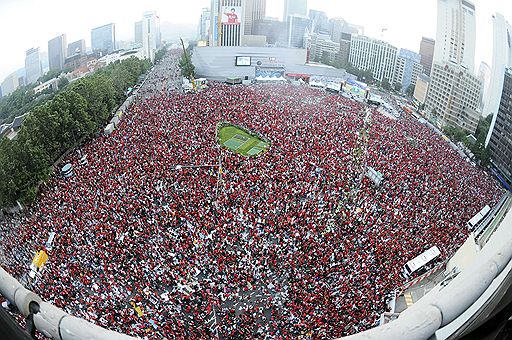 В Южной Корее на центральной площади Сеула собрались тысячи болельщиков, чтобы посмотреть на игру своей сборной с командой Нигерии. Матч закончился со счетом 2:2. Это позволило команде Южной Кореи выйти в 1/8 финала чемпионата мира по футболу в ЮАР