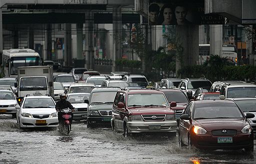 14.07.2010 Столица Филиппин Манила оказалась в центре разбушевавшегося тайфуна Conson. Проливные дожди затопили улицы города. Из-за ураганного ветра повреждены линии электропередач, приостановлены авиаперевозки
