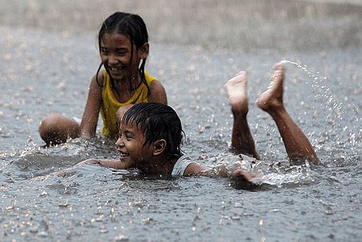 14.07.2010 Столица Филиппин Манила оказалась в центре разбушевавшегося тайфуна Conson. Проливные дожди затопили улицы города. Из-за ураганного ветра повреждены линии электропередач, приостановлены авиаперевозки