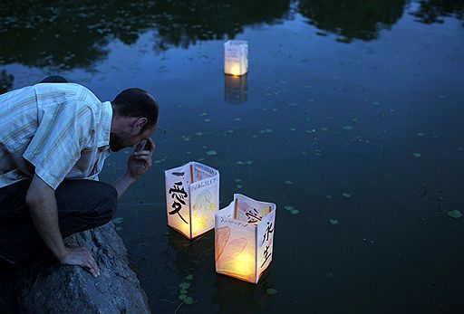 16.07.2010 В Бостоне проходит ежегодный японский фестиваль светящихся фонарей. Согласно буддистским традициям, в это время года открываются специальные врата для общения с предками. Посетители праздника украшают бумажные фонари и запускают их в озеро