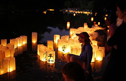 16.07.2010 В Бостоне проходит ежегодный японский фестиваль светящихся фонарей. Согласно буддистским традициям, в это время года открываются специальные врата для общения с предками. Посетители праздника украшают бумажные фонари и запускают их в озеро