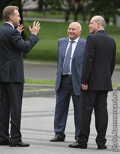 Первый заместитель председателя правительства России Игорь Шувалов (слева) и заместитель председателя Совета федерации Дмитрий Мезенцев. 2008 год