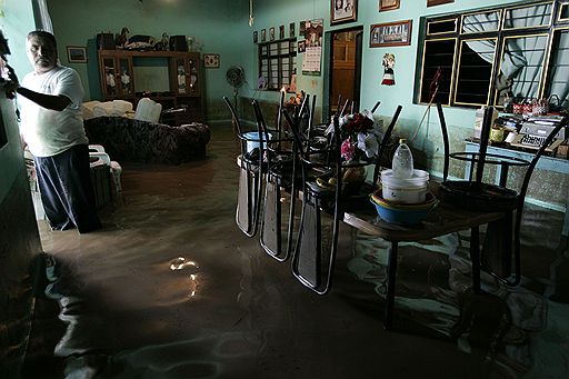 30.09.2010 В результате наводнений в Мексике погибли 6 человек. Спасатели эвакуировали жителей из пострадавших регионов. Повреждены дома, разрушены мосты, оборваны линии электропередачи