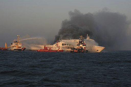 10.10.2010 В Балтийском море произошел пожар на литовском пассажирском пароме &quot;Лиско Глория&quot;, на борту которого находились 249 человек. Спасатели боролись с огнем более 30 часов