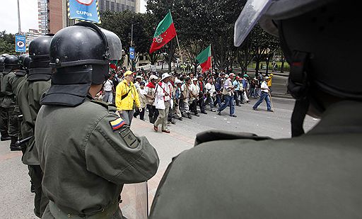 12.10.2010 В Боготе прошла акция протеста, во время которой тысячи коренных жителей требовали от правительства вернуть им землю