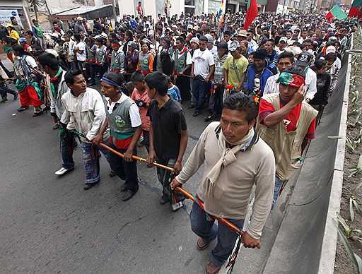 12.10.2010 В Боготе прошла акция протеста, во время которой тысячи коренных жителей требовали от правительства вернуть им землю