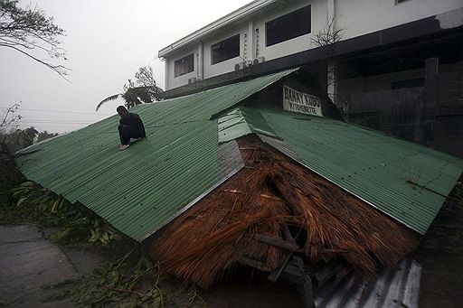 18.10.2010 На побережье Филиппин обрушился один из сильнейших за последние годы тайфунов. Проливные дожди и сильный ветер привели в некоторых районах к обвалам земли. Местные жители в срочном порядке эвакуируются