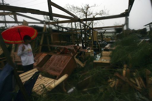 18.10.2010 На побережье Филиппин обрушился один из сильнейших за последние годы тайфунов. Проливные дожди и сильный ветер привели в некоторых районах к обвалам земли. Местные жители в срочном порядке эвакуируются