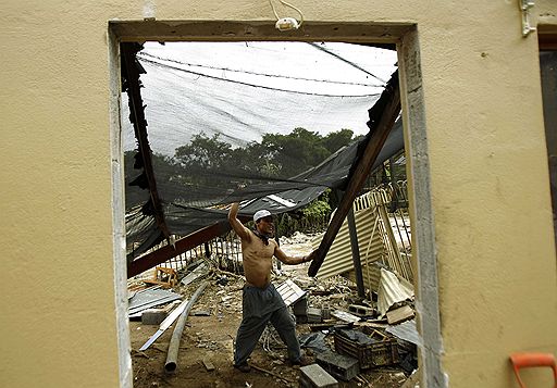 10.11.2010 В Коста-Рике в результате оползня, вызванного двухдневными проливными дождями, погибли 23 человека, около 15 числятся пропавшими без вести. Кроме того, в связи с сильными наводнениями 1,4 тыс. жителей эвакуированы во временные убежища. В центральной части страны был объявлен режим чрезвычайного положения
