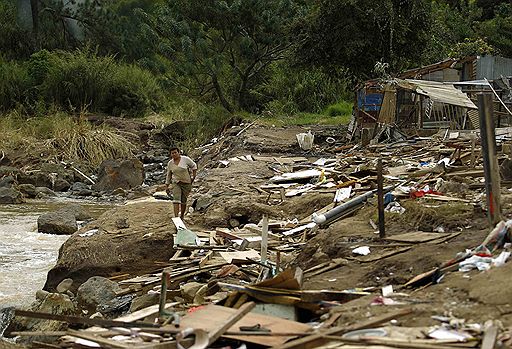 10.11.2010 В Коста-Рике в результате оползня, вызванного двухдневными проливными дождями, погибли 23 человека, около 15 числятся пропавшими без вести. Кроме того, в связи с сильными наводнениями 1,4 тыс. жителей эвакуированы во временные убежища. В центральной части страны был объявлен режим чрезвычайного положения