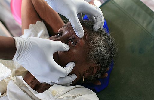 24.11.2010 В столице Гаити Порт-о-Пренсе прошли массовые протесты против правительства и грядущих президентских выборов. Многие избиратели могут не прийти на участки в связи с эпидемией холеры, которая унесла жизни около 1,4 тыс. гаитян. По данным Всемирной организации здравоохранения, к концу года этой болезнью могут заразиться около 400 тыс. человек