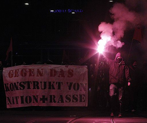 28.11.2010 В Швейцарии прошла акция протеста против итогов референдума, прошедшего 28 ноября. Граждане поддержали идею депортировать иностранцев, совершивших серьезные преступления