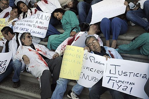 13.12.2010 Сотни врачей начали 24-часовую забастовку в городе Сьюдад-Хуарес, который считается криминальной столицей Мексики. Медицинские работники вышли на улицы с требованиями повысить безопасность условий труда. В 2010 году в Сьюдад-Хуарес трое их коллег были убиты и по крайней мере 11 похищены