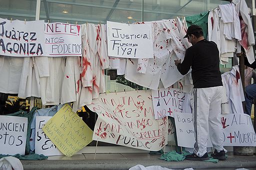 13.12.2010 Сотни врачей начали 24-часовую забастовку в городе Сьюдад-Хуарес, который считается криминальной столицей Мексики. Медицинские работники вышли на улицы с требованиями повысить безопасность условий труда. В 2010 году в Сьюдад-Хуарес трое их коллег были убиты и по крайней мере 11 похищены