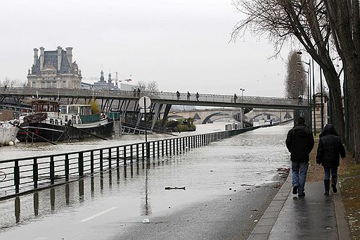 29.12.2010 Сильные снегопады и дожди привели к подъему уровня воды в Сене в черте столицы Франции. В выходные дни уровень достиг отметки в 4,5 метра выше нормы