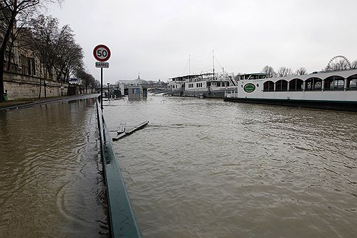 29.12.2010 Сильные снегопады и дожди привели к подъему уровня воды в Сене в черте столицы Франции. В выходные дни уровень достиг отметки в 4,5 метра выше нормы