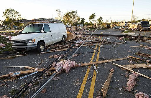 17.04.2011 В США растет число жертв торнадо, вызванных штормовым циклоном. Сильнее всего стихия затронула штат Северная Каролина, где в результате 60 ураганов погибли не менее 20 человек. Синоптики не прогнозируют улучшения погоды