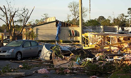 17.04.2011 В США растет число жертв торнадо, вызванных штормовым циклоном. Сильнее всего стихия затронула штат Северная Каролина, где в результате 60 ураганов погибли не менее 20 человек. Синоптики не прогнозируют улучшения погоды