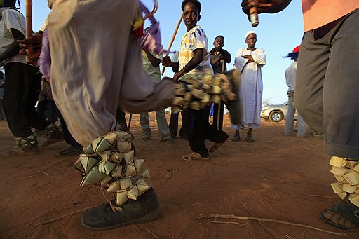 04.05.2011 В суданском штате Южный Кордофан жители одной из деревень провели традиционное танцевальное представление, посвященное выборам губернатора и законодательного собрания
