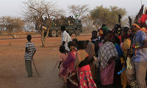 04.05.2011 В суданском штате Южный Кордофан жители одной из деревень провели традиционное танцевальное представление, посвященное выборам губернатора и законодательного собрания