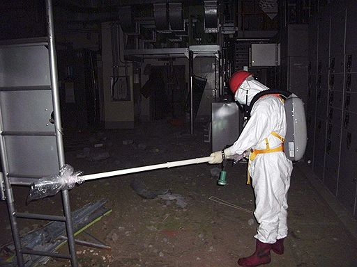 05.05.2011 В помещение АЭС &quot;Фукусима-1&quot; впервые с момента аварии зашли 12 сотрудников компании-оператора станции TEPCO. Они должны установить вентиляционную систему, которая позволит снизить уровень радиации
