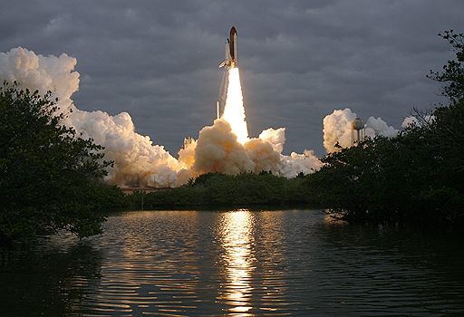 16.05.2011 С космодрома на мысе Канаверал в США был произведен последний пуск шаттла Endeavour. Космический «челнок» с шестью астронавтами на борту отправился к Международной космической станции. За время 16-дневного путешествия экипаж совершит четыре выхода в открытый космос