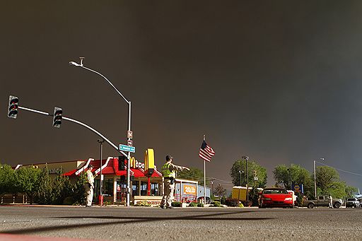 08.06.2011 Власти США эвакуируют тысячи людей из-за лесных пожаров в Аризоне. Пожары бушуют в американском штате уже неделю