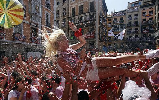 06.07.2011 В испанской Памплоне проходит традиционный праздник Сан-Фермин, известный на весь мир. Фестиваль сопровождается танцами и шествиями, а его кульминацией являются забеги с быками по улицам города и коррида