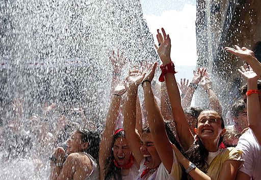 06.07.2011 В испанской Памплоне проходит традиционный праздник Сан-Фермин, известный на весь мир. Фестиваль сопровождается танцами и шествиями, а его кульминацией являются забеги с быками по улицам города и коррида