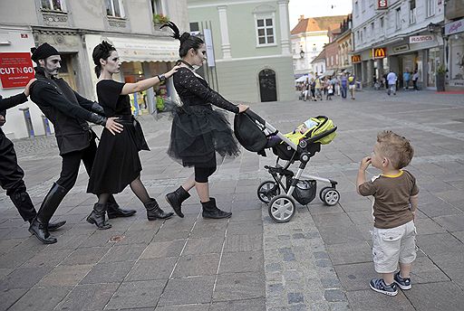 В словенском Мариборе на берегах реки Дравы проходит традиционный фольклорный фестиваль Lent, в котором участвуют около полумиллиона человек. Гостей ожидают более 400 событий, в том числе вечера авторской песни, театральные и танцевальные представления, оперные выступления, джазовые вечера и спортивные состязания
