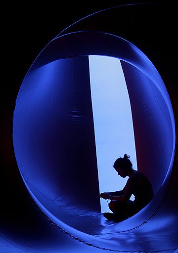 17.07.2011 В Праге проходит выставка Mirazozo компании Architects of Air дизайнера Алана Паркинсона. Эта архитектурная инсталляция представляет собой игру света, звука и объема