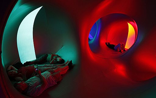 17.07.2011 В Праге проходит выставка Mirazozo компании Architects of Air дизайнера Алана Паркинсона. Эта архитектурная инсталляция представляет собой игру света, звука и объема