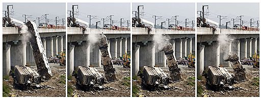 23.07.2011 На востоке Китая столкнулись два пассажирских поезда, в результате погибли 36 человек. На пути из города Ханчжоу в Вэньчжоу в один из составов попала молния, и он был вынужден остановиться. После этого в него врезался другой поезд