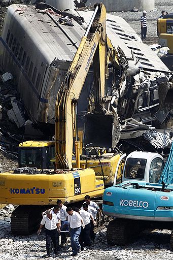 23.07.2011 На востоке Китая столкнулись два пассажирских поезда, в результате погибли 36 человек. На пути из города Ханчжоу в Вэньчжоу в один из составов попала молния, и он был вынужден остановиться. После этого в него врезался другой поезд