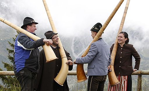 24.07.2011 На юге Баварии на горе Феллхорн проходит встреча исполнителей на музыкальном инструменте — альпийском роге. В давние времена он служил для передачи военных сигналов
