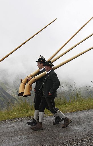 24.07.2011 На юге Баварии на горе Феллхорн проходит встреча исполнителей на музыкальном инструменте — альпийском роге. В давние времена он служил для передачи военных сигналов
